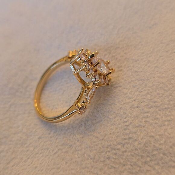 Gold tone size 8 sparkling ring - Picture 6 of 11